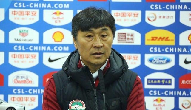 本片讲述了哥伦比亚年夜毒枭巴勃罗·埃斯科巴的传奇平生。改编自与埃斯科巴相恋五年的恋人弗吉尼亚·瓦列霍的西语畅销书《Loving Pablo, Hating Escobar》，由费尔南多·莱昂·德·阿拉诺亚担任导演，实际糊口中的夫妻档哈维尔·巴登与佩内洛普·克鲁兹配合主演。